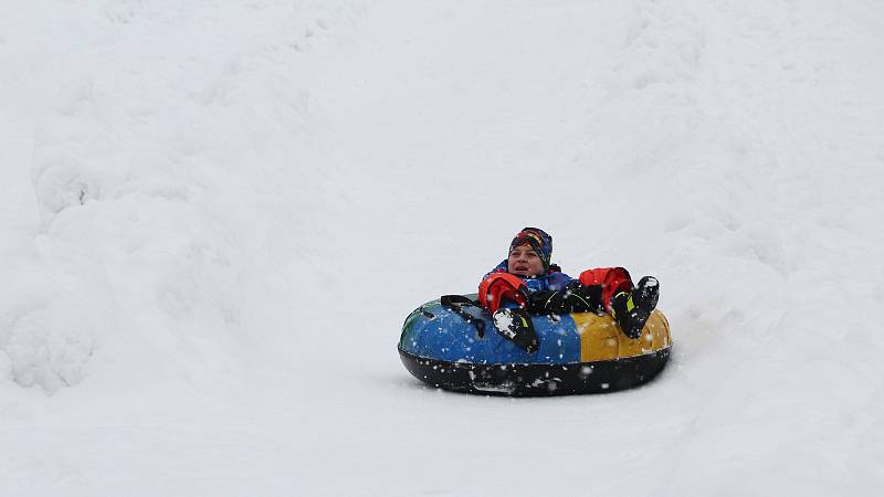 Děti si užívají zimních radovánek na snowtubingové dráze ve Ski areálu Razula ve Velkých Karlovicích.