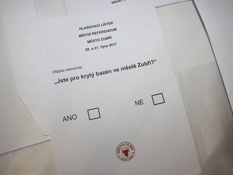 Obyvatelé Zubří o volebním víkendu hlasují hned dvakrát. Kromě parlamentních voleb svými hlasy rozhodují také v místním referendu, které podpoří, nebo naopak zastaví výstavbu multifunkčního areálu.
