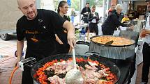 Kuchař připravuje jídlo na festivalu Love Food, který byl už pošesté součástí tradičních Zašovských slavností; sobota 7. září 2019