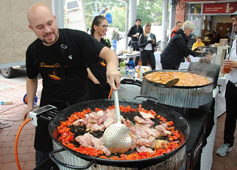 Kuchař připravuje jídlo na festivalu Love Food, který byl už pošesté součástí tradičních Zašovských slavností; sobota 7. září 2019