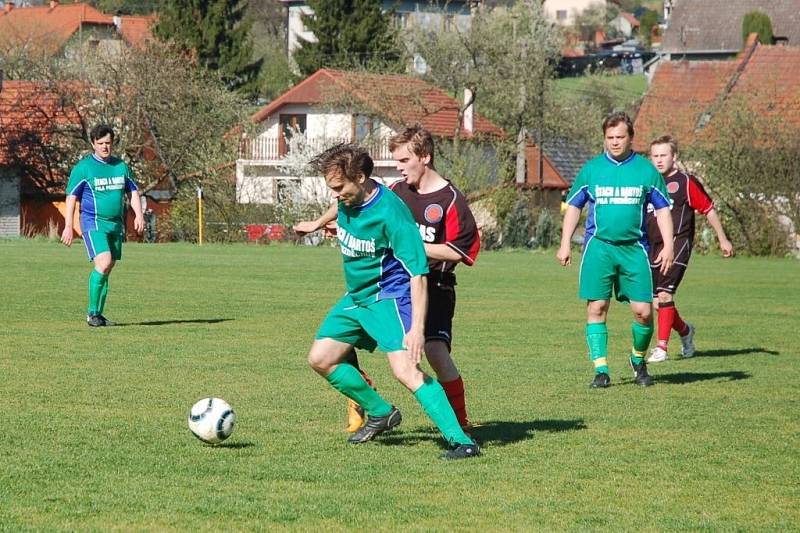 Fotbalisté Krhové (tmavější dresy) doma porazili Lužnou 4:1.