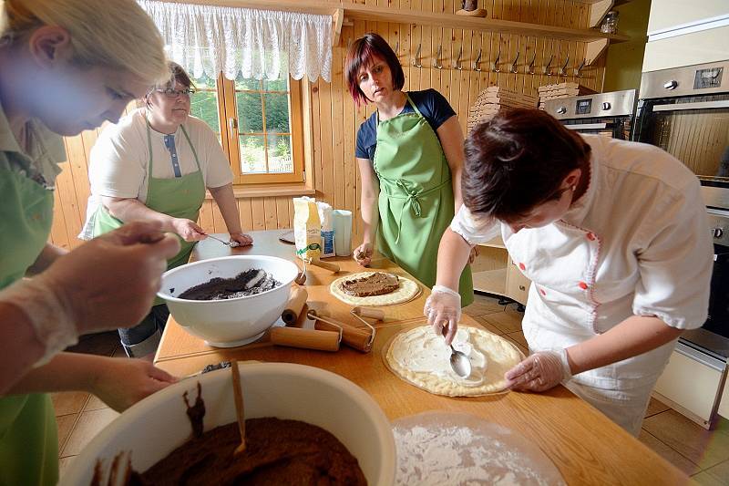 Letní Velké Karlovice lákají gurmány. Kurz pečení frgálů.