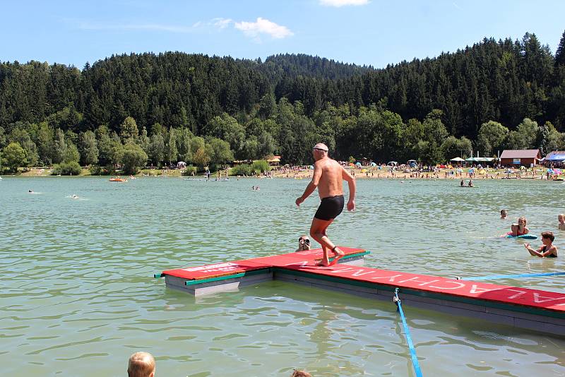 Osmý ročník triatlonového závodu Valachy Man 2018 se uskutečnil v pátek 3. srpna v Novém Hrozenkově u vodní nádrže Balaton. Na snímcích start hlavního závodu.