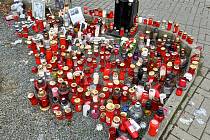 Nedaleko místa tragické nehody ve Valašském Meziříčí, kde 18.11. vlak srazil dva chlapce, vzniklo pietní místo, kam lidé přinášejí svíčky a vzkazy. 21.listopadu 2021