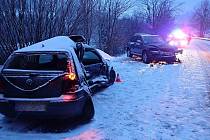 Záchranáři zasahují u dopravní nehody dvou osobních vozů v Ostravské ulici v Rožnově pod Radhoštěm; sobota 29. ledna 2022