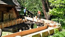 Nově zbudovaná dřevěná koryta náhonu, který přivádí vodu k pile z Velkých Karlovic v Mlýnské dolině ve Valašském muzeu v přírodě v Rožnově pod Radhoštěm; pondělí 18. května 2020