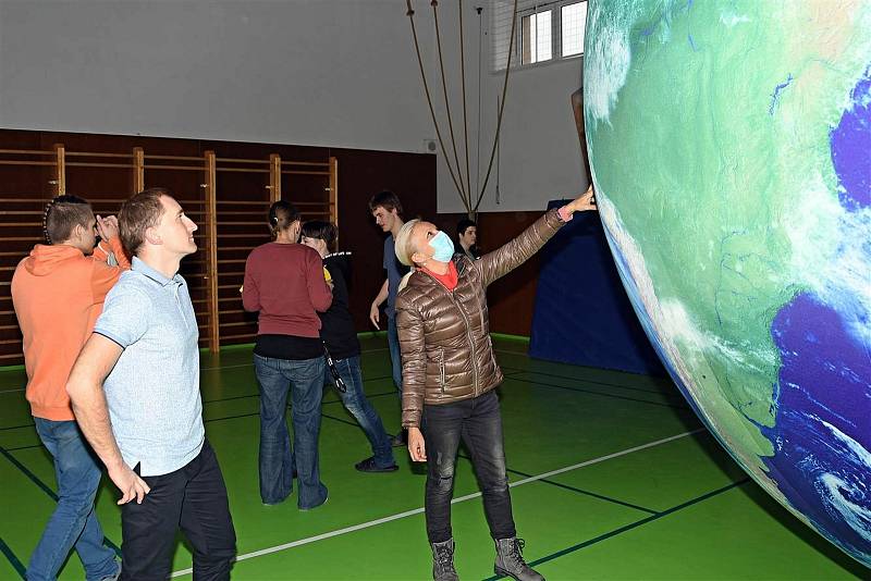 Čtyřmetrový nafukovací model zeměkoule využívají nově v hodinách zeměpisu školáci ve Valašském Meziříčí.