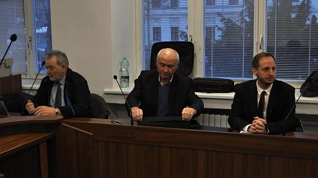 Okresní soud ve Vsetíně začal v pondělí 30. ledna 2023 projednávat případ otravy řeky Bečvy ze září 2020. Na snímku  uprostřed ředitel obžalované firmy Energoaqua Oldřich Havelka.