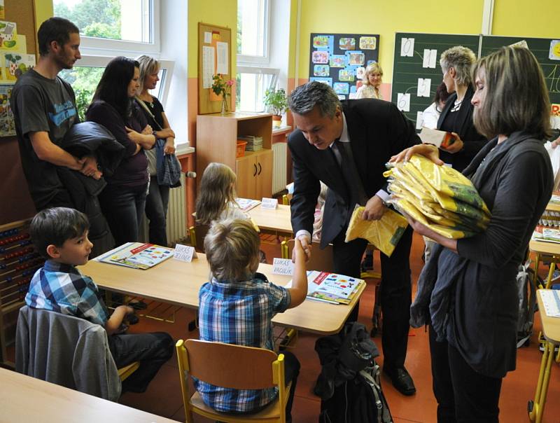 Prňáčky ve vsetínské Základní škole Trávníky přivítal jejich první den v lavicích ředitel školy společně se zástupci vedení města Vsetín a Zlínského kraje.