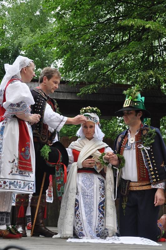 Ve Valašském muzeu v přírodě v Rožnově pod Radhoštěm byla v neděli 30. června 2013 odpoledne k vidění krojovaná valašská svatba. Předvedli ji členové souborů Hafery, Vranečka a Javořina
