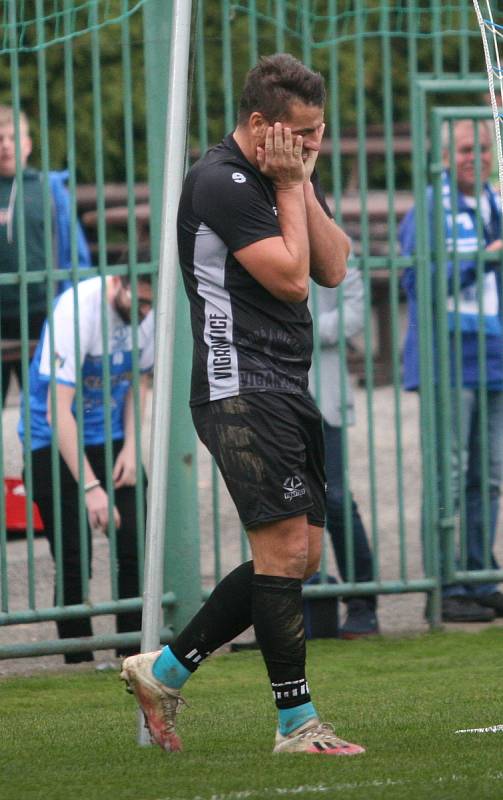 Fotbalisté Vigantic (v černém) se rozloučili s podzimní části I. A třídy skupiny A v derby s Rožnovem pod Radhoštěm přesvědčivou výhrou 5:0. Lví podíl na ni měli největší hvězdy Vigantic Milan Baroš a René Bolf, kteří dali po jedné brance, domácí útočník 