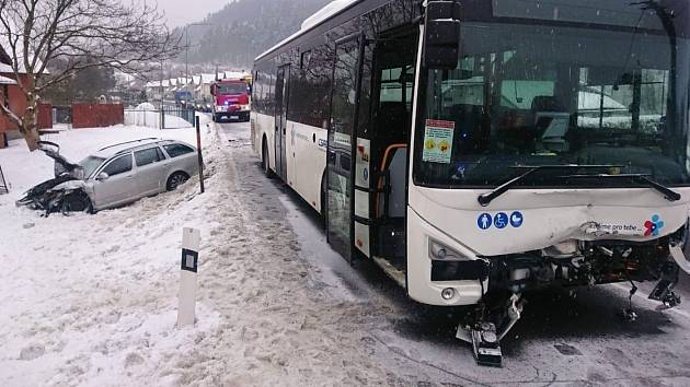 Srážka octavie a autobusu v Lužné na Vsetínsku, 17. 2. 2021