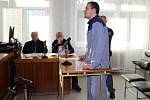 V pondělí 27. března ráno byl na Okresním soudě ve Vsetíně odsouzen devatenáctiletý Ondřej Dohnal. Za dvojnásobnou loupež staré ženy v Novém Hrozenkově si vysloužil trest odnětí svobody v délce trvání dvou let.