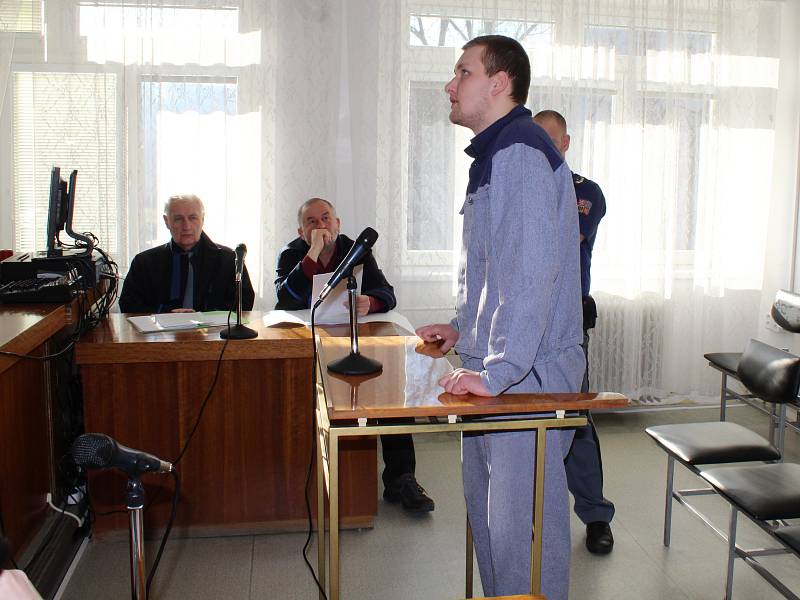 V pondělí 27. března ráno byl na Okresním soudě ve Vsetíně odsouzen devatenáctiletý Ondřej Dohnal. Za dvojnásobnou loupež staré ženy v Novém Hrozenkově si vysloužil trest odnětí svobody v délce trvání dvou let.
