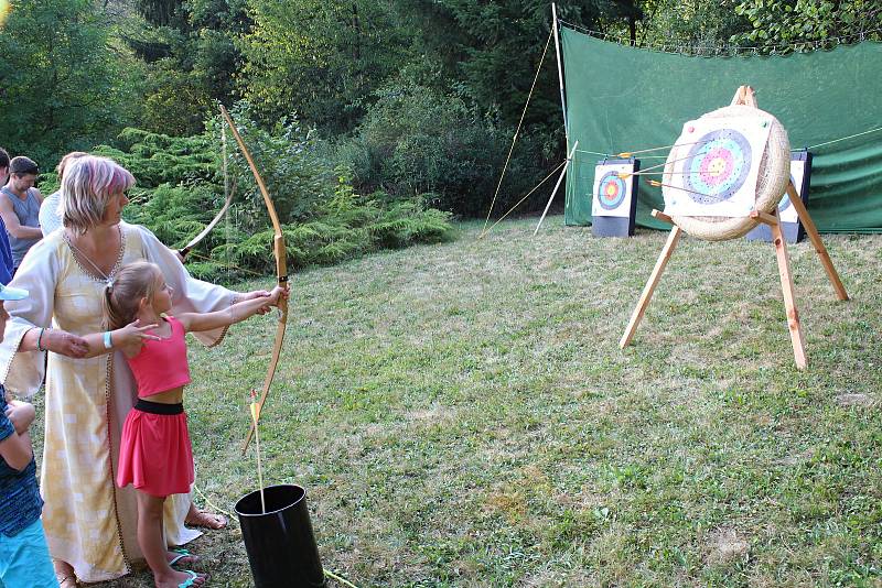 Rytíři na zámku. Skupiny historického šermu, kejklíři, tanečníci, doboví hudebníci o doprovodný program. To vše lákalo k návštěvě Vsetínského zámku a hvězdárny, kde se konal 7. ročník Templářských slavností.