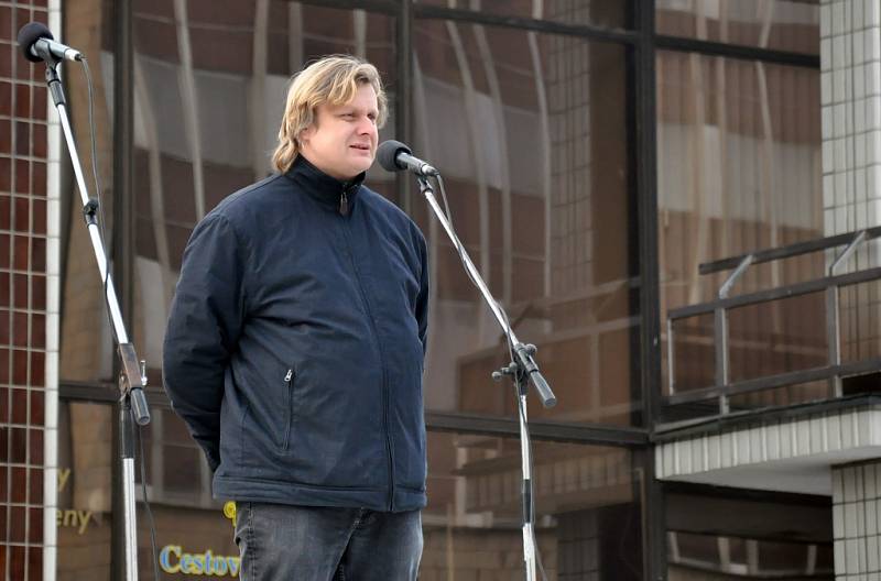 Sdružení Repelent21 protestující proti účasti zástupců KSČM v zastupitelstvu Zlínského kraje uspořádalo ve čtvrtek 7. února 2013 demonstraci před Domem kultury ve Vsetíně