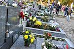 Lidé přinášejí květiny a zapalují svíčky na hřbitově v Novém Hrozenkově, sobota 31. října 2015