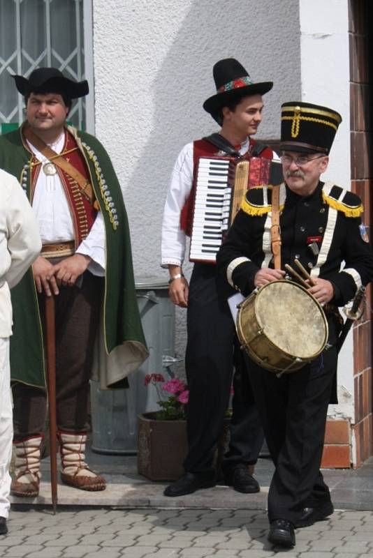 Portáš, obecní stráž a Valach s tahací harmonikou.