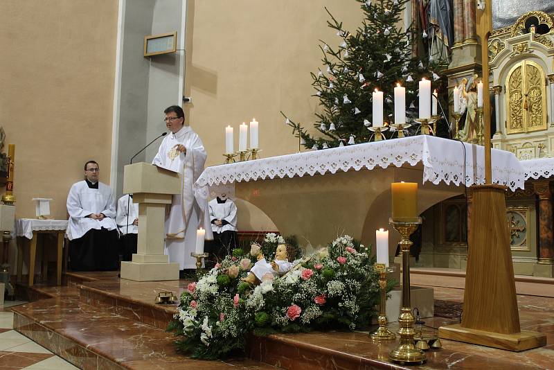 Na mši svatou do kostela svaté Kateřiny v Lidečku přišly na Boží hod vánoční desítky věřících.