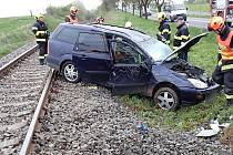 Nehoda auta v Loučce na Vsetínsku zastavila v neděli 30. dubna zaměstnala hasiče i záchranku.