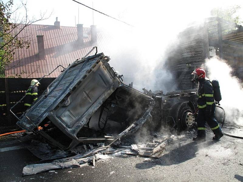 Rozsáhlý požár kamionu u Rožnova pod Radhoštěm, požár likvidovaly čtyři jednotky hasičů ze dvou krajů.