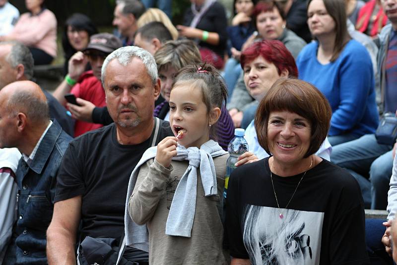 Tahákem sobotního festivalu, na který dorazilo téměř osm set návštěvníků, byla vokální formace 4Tet s Jiřím Kornem.