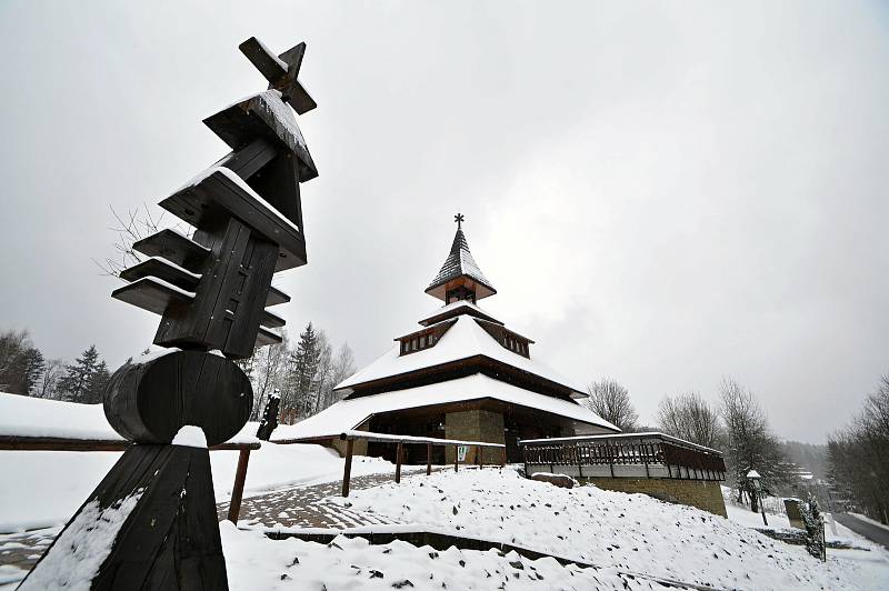 Zimní počasí na Soláni na Horním Vsacku v úterý 13. dubna 2021 (na snímku IC Zvonice).