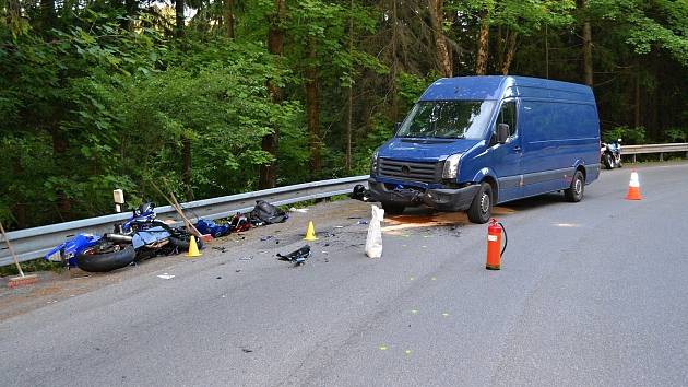 Místo čelního střetu motocyklu a dodávky na Soláni ve Velkých Karlovicích; středa 17. července 2019