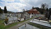 Velké Karlovice - hřbitov a dřevěný kostel Panny Marie Sněžné.