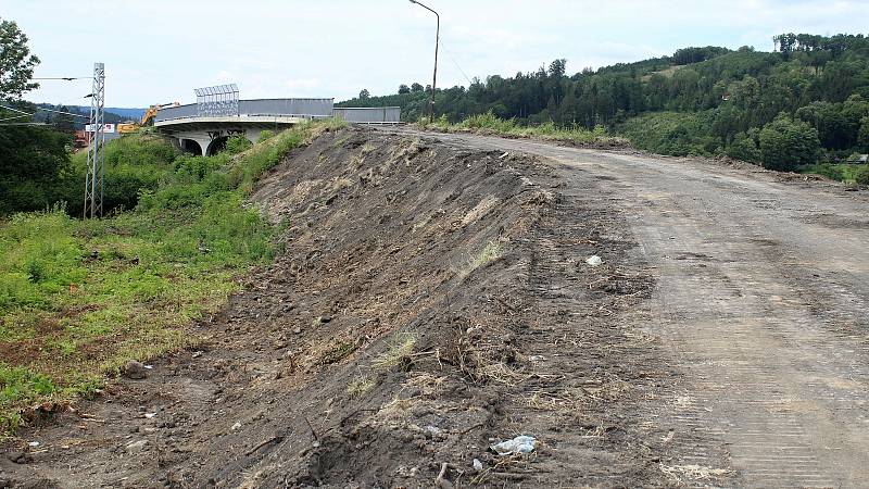 Dělníci začali zkraje července 2020 bourat most na Bobrkách. Silnice bude zcela uzavřená do října 2021.