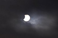 Pozorování zatmění slunce ve Vsetíně nepřálo počasí. Ze zatažené oblohy sluneční kotouč na pár okamžiků vykoukl až v závěrečné fázi jevu.
