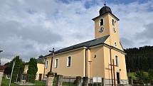 Halenkov - farní kostel Povýšení svatého Kříže vysvěcený roku 1788.