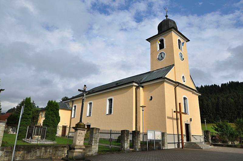 Halenkov - farní kostel Povýšení svatého Kříže vysvěcený roku 1788.