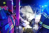 Nehoda fabie a následný požár auta v Huslenkách na Vsetínsku - 22. 1. 2022