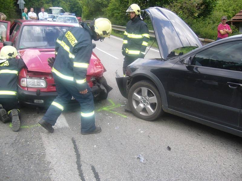 Po zadokumentování dopravní nehody policií pomohli hasiči s odtlačením vraků ze silnice a s uvolněním dopravy.