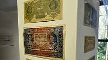 Kromě historických interiérů a cenných sbírkových předmětů čeká návštěvníky Zámku Lešná také výstava historických mincí, bankovek a jiných platidel.