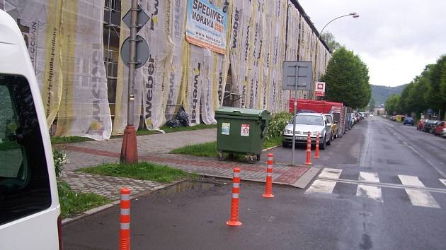 Do experimentu se sloupky, které mají zvýšit bezpečnost chodců na přechodech, se pustili ve Vsetíně.