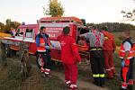 Záchranáři pomáhají muži, který se ve středu 23. srpna 2017 v podvečer zranil při pádu z Pulčínských skal u osady Pulčín u Francovy Lhoty na Valašsku.