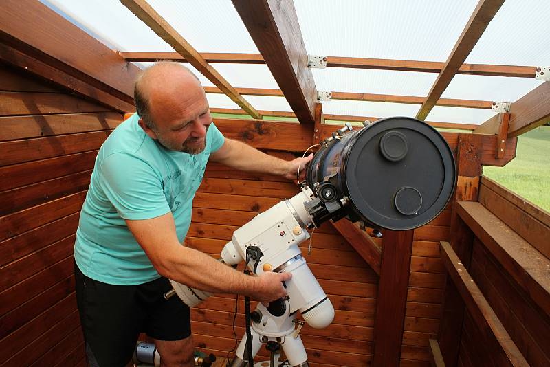 Vlastimil Musil z Ratiboře se zabývá astrofotografií. Získal Cenu Jindřicha Zemana za astrofotografii roku 2014. Malou observatoř s vybavením má na balkoně svého domu.