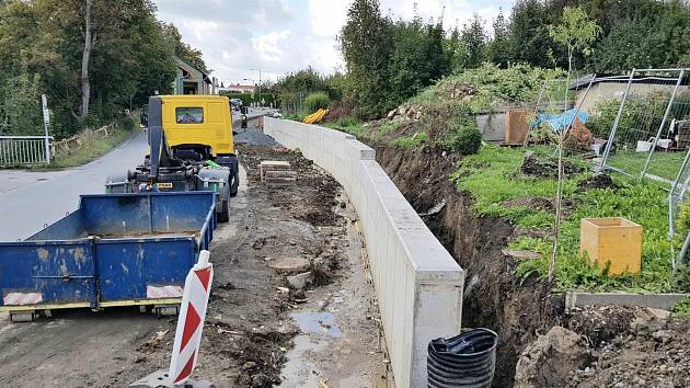 Budování poslední části důležitého chodníku do rožnovských Tylovic bude hotové letos v listopadu; září 2022