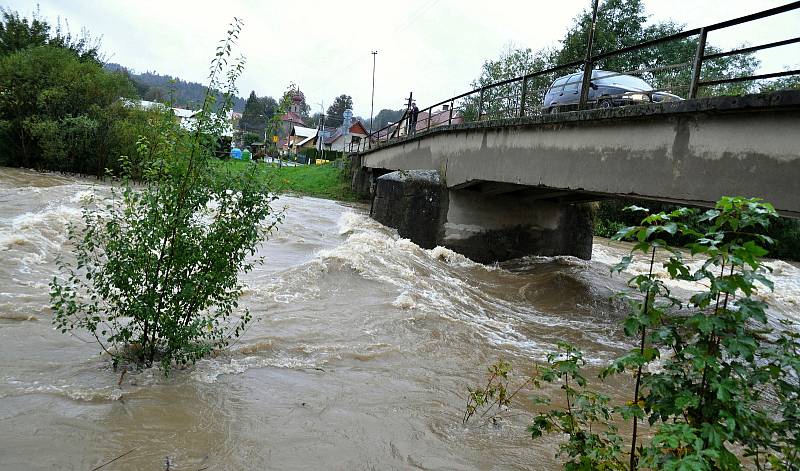 Rozvodněná řeka Bečva u mostu do Pržna na Vsetínsku; středa 14. října 2020