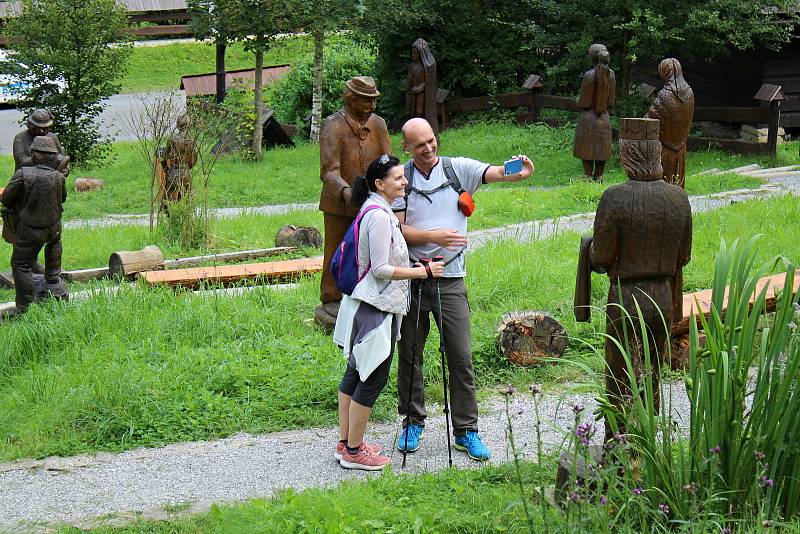 Velké Karlovice se těší velké oblibě turistů. Výjimkou nebyl ani poslední prázdninový týden roku 2020. K prohlídce láká galerie soch a kaple sv. Huberta v údolí Pluskovec.