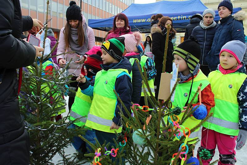 Mikulášský den před vsetínským domem kultury si v pátek dopoledne užívaly zejména děti. Pracovníci Střediska volného času Alcedo připravili program pro nejmenší i ty odrostlejší.