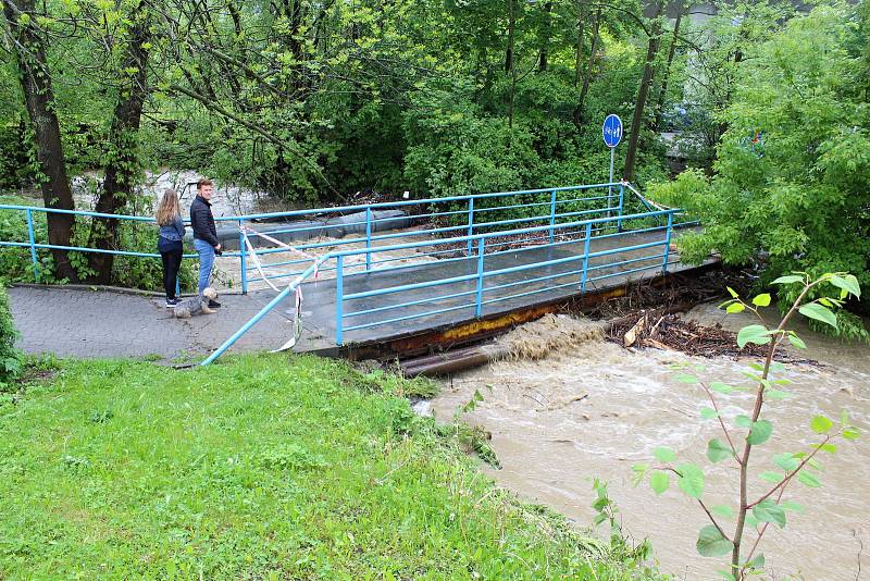 Nadměrné množství srážek 22. května 2019 zkomplikovalo situaci ve Vsetíně. Neprůchodné byly některé úseky kolem potoka Rokytenka.