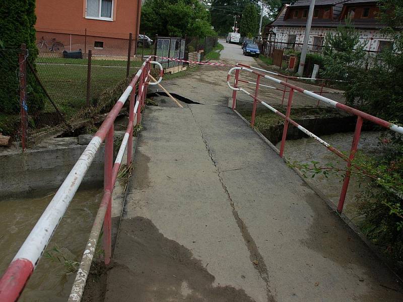 Středeční povodně zanechaly na Valašsku značné škody