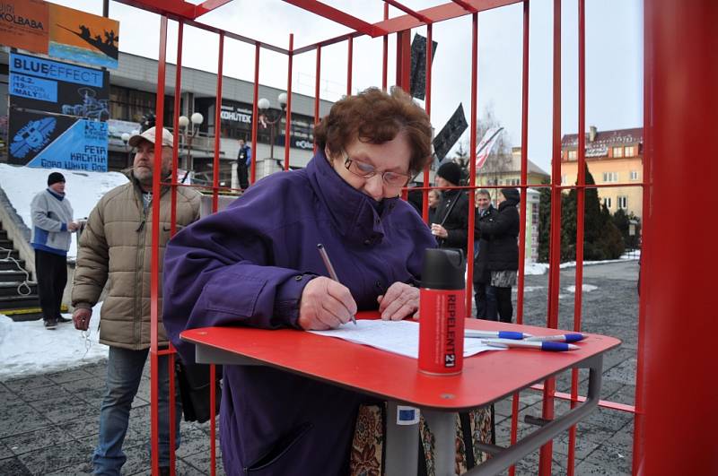 Sdružení Repelent21 protestující proti účasti zástupců KSČM v zastupitelstvu Zlínského kraje uspořádalo ve čtvrtek 7. února 2013 demonstraci před Domem kultury ve Vsetíně