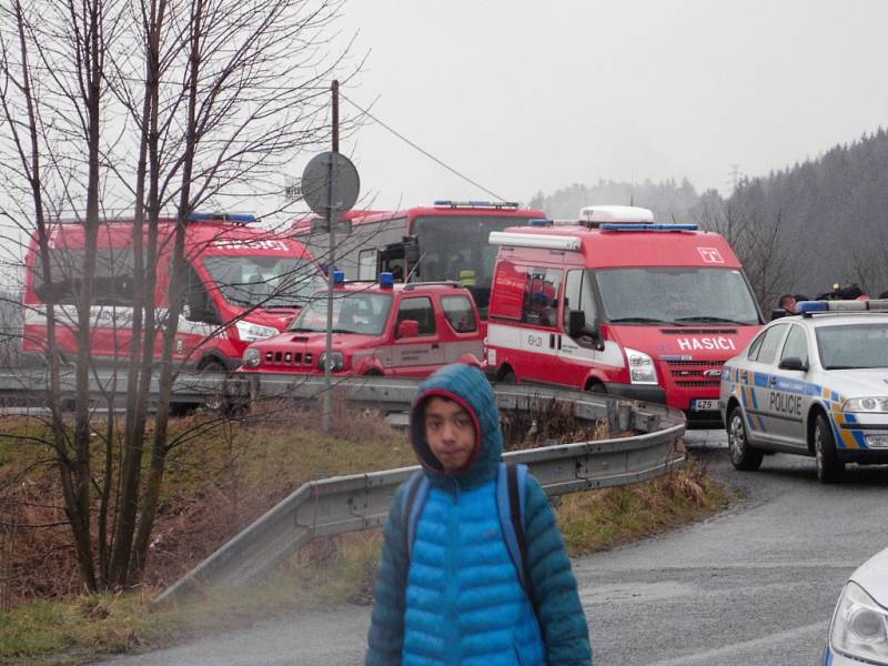 Devět jednotek hasičů zasahuje ve vsetínské místní části Poschla. Oheň zde z dosud nevyjasněných příčin zachvátil jeden ze dvou montovaných bytových domů obývaných především romskou komunitou.