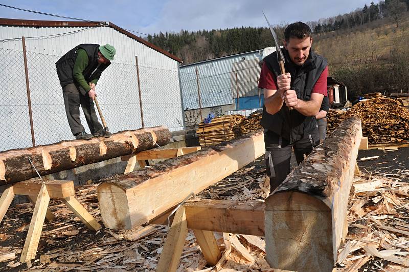 Tesaři firmy Teslice CZ opracovávají v areálu v Bystřičce na Vsetínsku trámy, které budou použity při obnově vyhořelé památky Libušín na Pustevnách; pondělí 6. března 2017