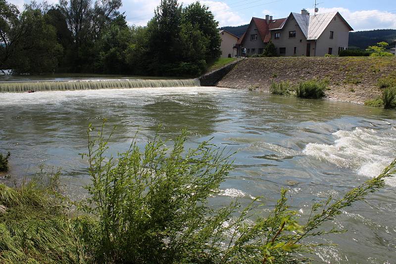 Hovězský splav na 28 km řeky Bečvy 23. června 2020 v 11.30. Zhruba 19 hodin předtím tu utonuli dva vodáci, které vtáhl proud pod splav.