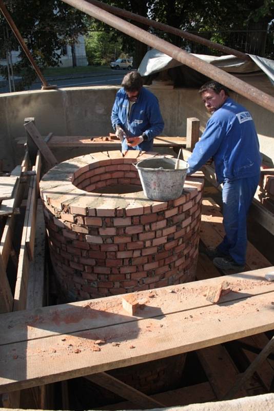 Restaurátoři opravují historickou kašnu na Horním náměstí ve Vsetíně.